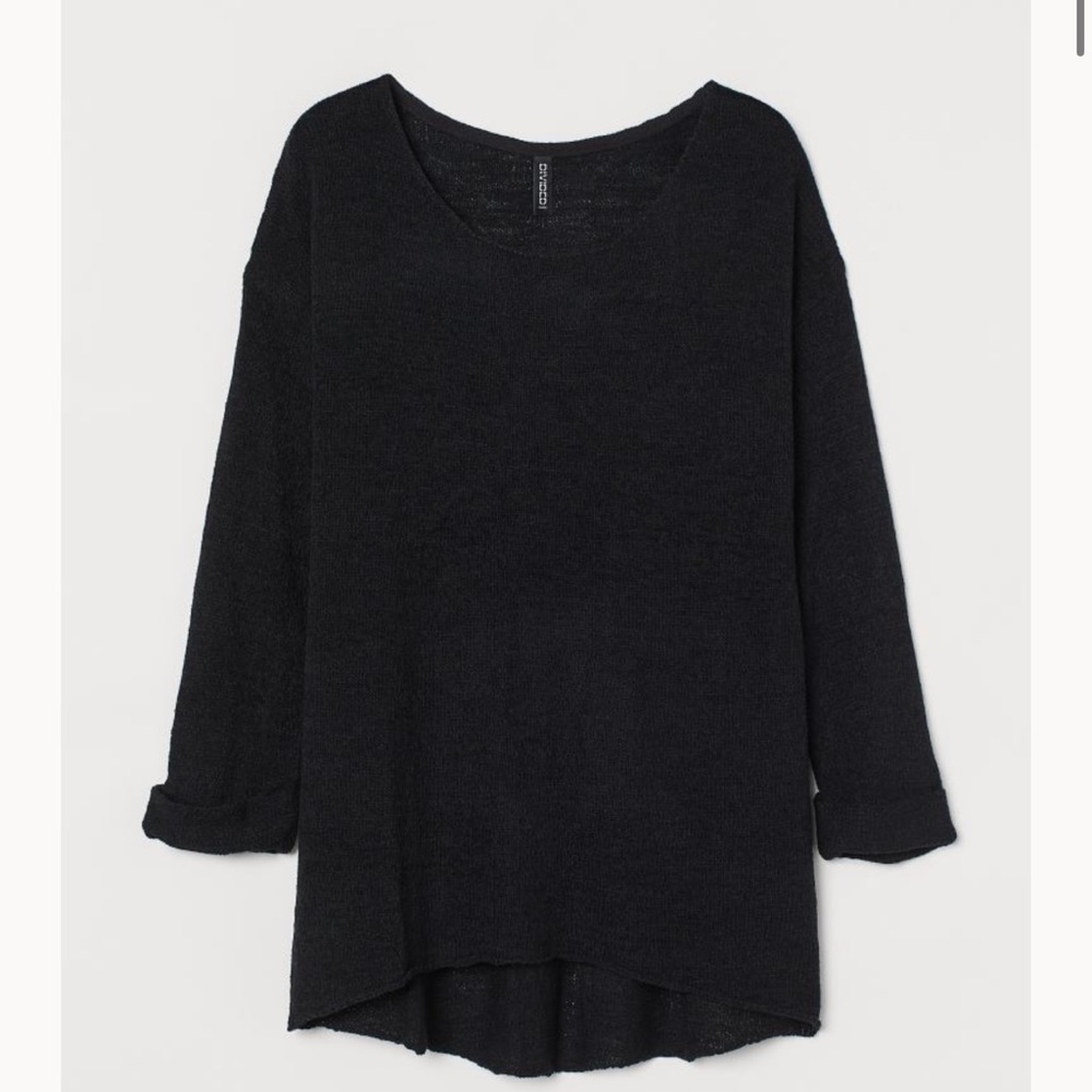 Loose-knit sweater in ribbon yarn. Wide neckline, dropped shoulders.